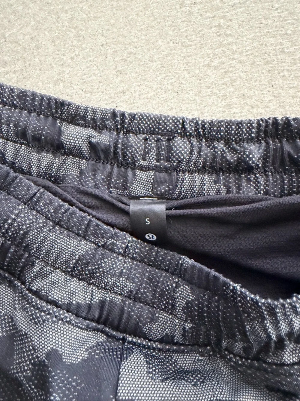 Lululemon Men's Pacebreaker Lined 7in Black/Gray Camo Athletic Shorts Sz S
